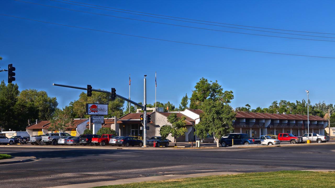 Sundowner Station Hotel Riverton Exterior photo